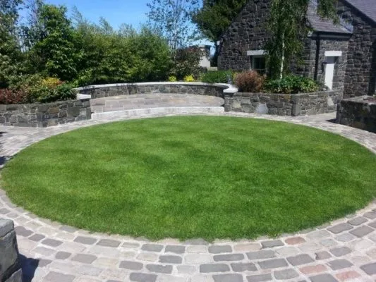 circular lawn stonework